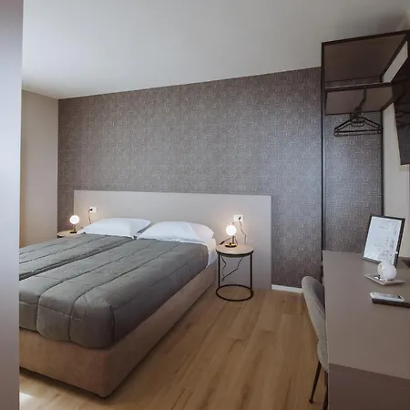 Madonna Di Sotto イン *